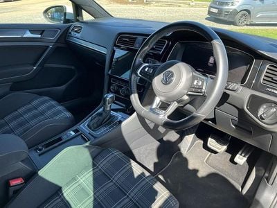 Begagnad VW Golf VII GTD 2018 Vit Halvkombi