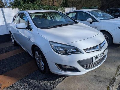 Used Vauxhall Astra SRi 130 HP (95 kW) 2014 White Hatchback