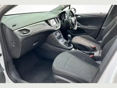 Used Vauxhall Astra Design Edition 104 HP (76 kW) 2017 White Hatchback