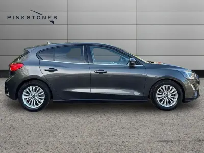 Begagnad Ford Focus Titanium 2020 Grå Halvkombi