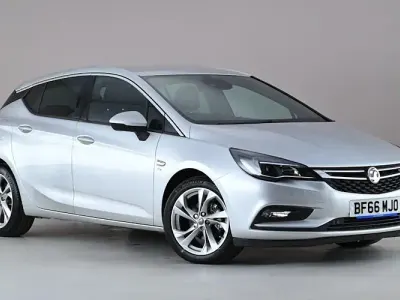 Używany Vauxhall Astra SRi 105 KM (77 kW) 2016 Srebrny Hatchback