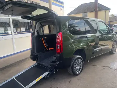 Used Citroën Berlingo 130 HP (95 kW) 2025 Green MPV