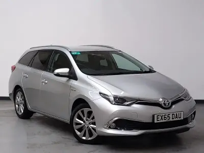 Używany Toyota Auris Hybrid 136 KM (100 kW) 2015 Srebrny Kombi