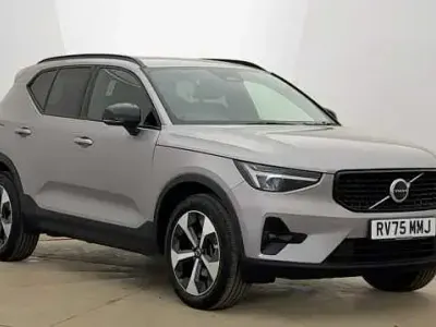 Usado Volvo XC40 Plus 161 HP (118 kW) 2025 Prateado SUV