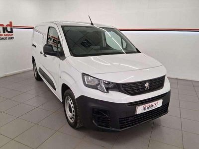 Begagnad Peugeot Partner Premium 131 HK (96 kW) 2023 Vit Minibuss