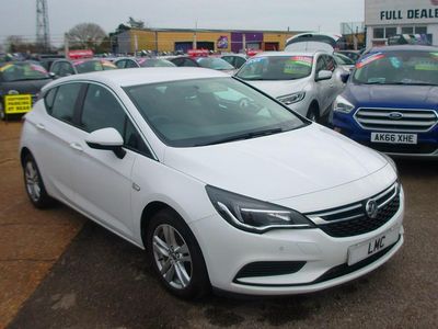 Used Vauxhall Astra Design Edition 136 HP (100 kW) 2017 White Hatchback