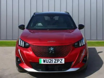 Begagnad Peugeot e-2008 Premium 98 kW (134 HK) 2021 Röd SUV