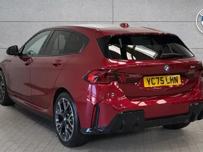 Begagnad BMW 120 M Sport 2025 Röd Halvkombi