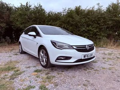 Used Vauxhall Astra SRi 136 HP (100 kW) 2016 White Hatchback
