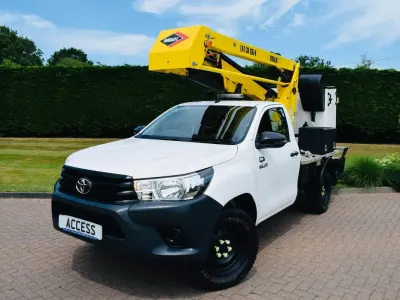 Used Toyota HiLux Active 150 HP (110 kW) 2018 White Pickup
