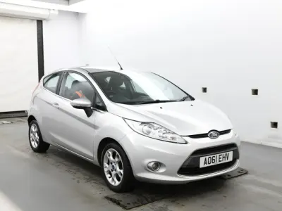 Używany Ford Fiesta Zetec 2011 Srebrny Hatchback