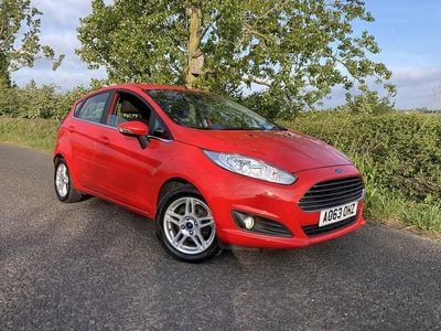 Begagnad Ford Fiesta Zetec 2013 Röd Halvkombi