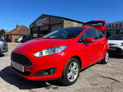 Usado Ford Fiesta Zetec 82 HP (60 kW) 2015 Vermelho Citadino
