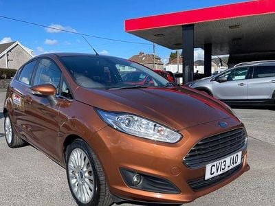 Used Ford Fiesta Titanium 125 HP (91 kW) 2013 Yellow Hatchback