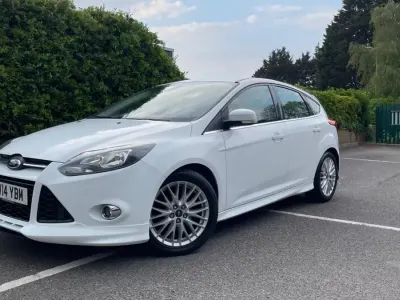 Usado Ford Focus Zetec 115 HP (84 kW) 2014 Branco Citadino