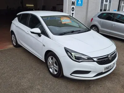 Used Vauxhall Astra Design Edition 136 HP (100 kW) 2015 White Hatchback