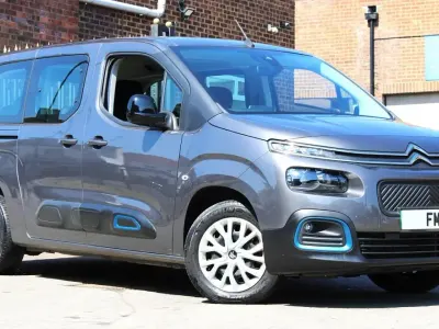 Begagnad Citroën e-Berlingo Feel 100 kW (136 HK) 2023 Grå Minibuss