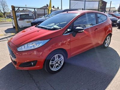 Used Ford Fiesta Zetec 82 HP (60 kW) 2014 Red Hatchback