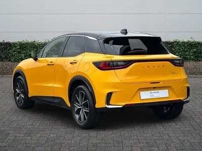 Usado Lexus LBX 136 CV (100 kW) 2025 Amarillo SUV
