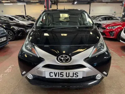 Usado Toyota Aygo X-clusiv 69 HP (50 kW) 2015 Preto Citadino