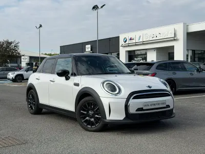 Usado Mini Cooper Classic 134 HP (98 kW) 2024 Branco Citadino