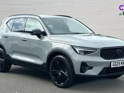 Usado Volvo XC40 Plus 197 HP (144 kW) 2025 Cinzento SUV