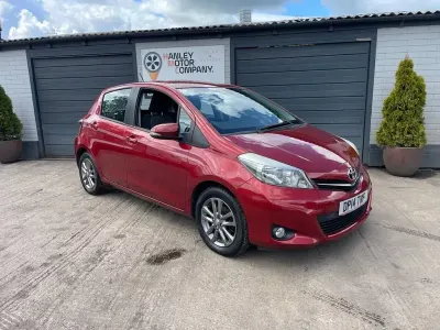 Używany Toyota Yaris Plus 99 KM (72 kW) 2014 Czerwony Hatchback