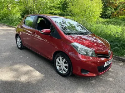 Begagnad Toyota Yaris 99 HK (72 kW) 2012 Röd Halvkombi