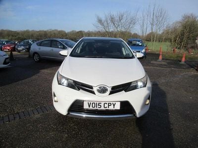 Used Toyota Auris Plus 132 HP (97 kW) 2015 White Hatchback
