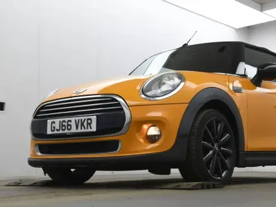 Begagnad Mini Cooper Cabriolet 2016 Orange Cab