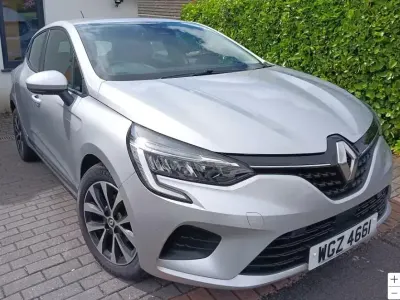 Used Renault Clio Iconic 90 HP (66 kW) 2022 Silver Hatchback