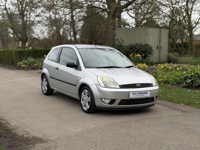 Usado Ford Fiesta Zetec 79 HP (58 kW) 2005 Prateado Citadino