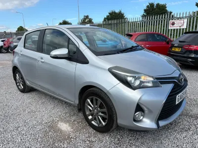 Used Toyota Yaris 99 HP (72 kW) 2015 Silver Hatchback