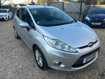 Używany Ford Fiesta Zetec 82 KM (60 kW) 2011 Srebrny Hatchback