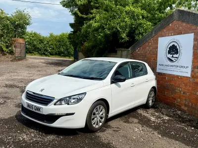 Used Peugeot 308 Sportium 130 HP (95 kW) 2015 White Hatchback