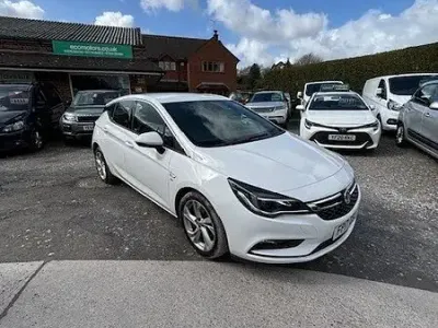Used Vauxhall Astra SRi 150 HP (110 kW) 2017 White Hatchback