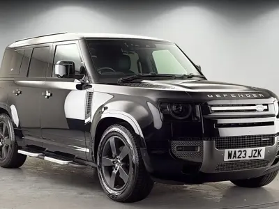 Käytetty Land Rover Defender HSE Dynamic 250 HP (183 kW) 2023 Musta Katumaasturi
