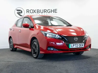 Begagnad Nissan Leaf Acenta 110 kW (150 HK) 2022 Röd Halvkombi