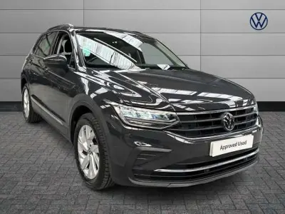 Usado VW Tiguan Life 150 CV (110 kW) 2022 Gris SUV