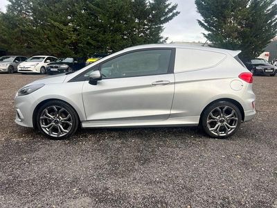 Usado Ford Fiesta Sport 123 HP (90 kW) 2022 Prateado Van