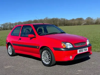 Usado Ford Fiesta Zetec 103 HP (75 kW) 2001 Vermelho Citadino