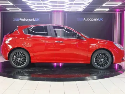 Used Alfa Romeo Giulietta 150 HP (110 kW) 2016 Red and black Hatchback