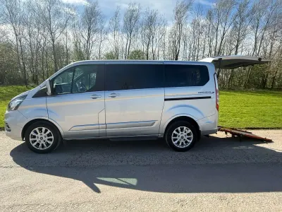 Käytetty Ford Tourneo 2021 Hopea Tila-auto