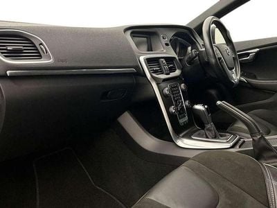 Begagnad Volvo V40 R-Design 121 HK (88 kW) 2018 Blå Halvkombi