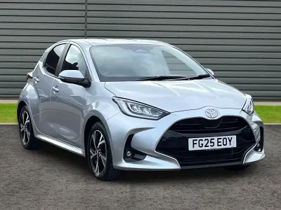Usado Toyota Yaris Design 116 HP (85 kW) 2025 Prateado Citadino