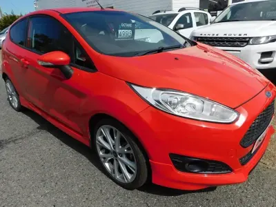 Begagnad Ford Fiesta Zetec 125 HK (91 kW) 2013 Röd Halvkombi