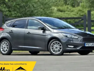 Gebraucht Ford Focus Zetec 125 PS (91 kW) 2017 Grau Kleinwagen