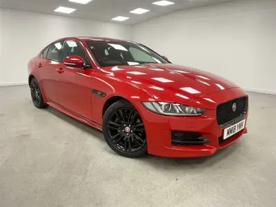 Używany Jaguar XE Ingenium 2018 Czerwony Sedan/Limuzyna