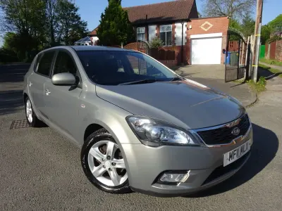 Usado Kia Ceed 124 HP (91 kW) 2011 Prateado Citadino