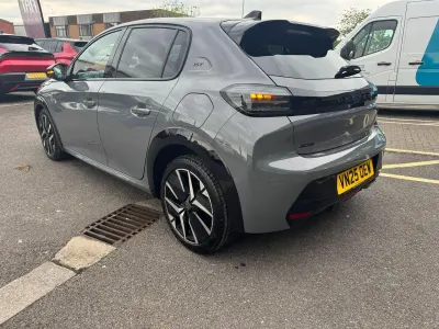 Usado Peugeot 208 GT 134 HP (98 kW) 2025 Cinzento Citadino
